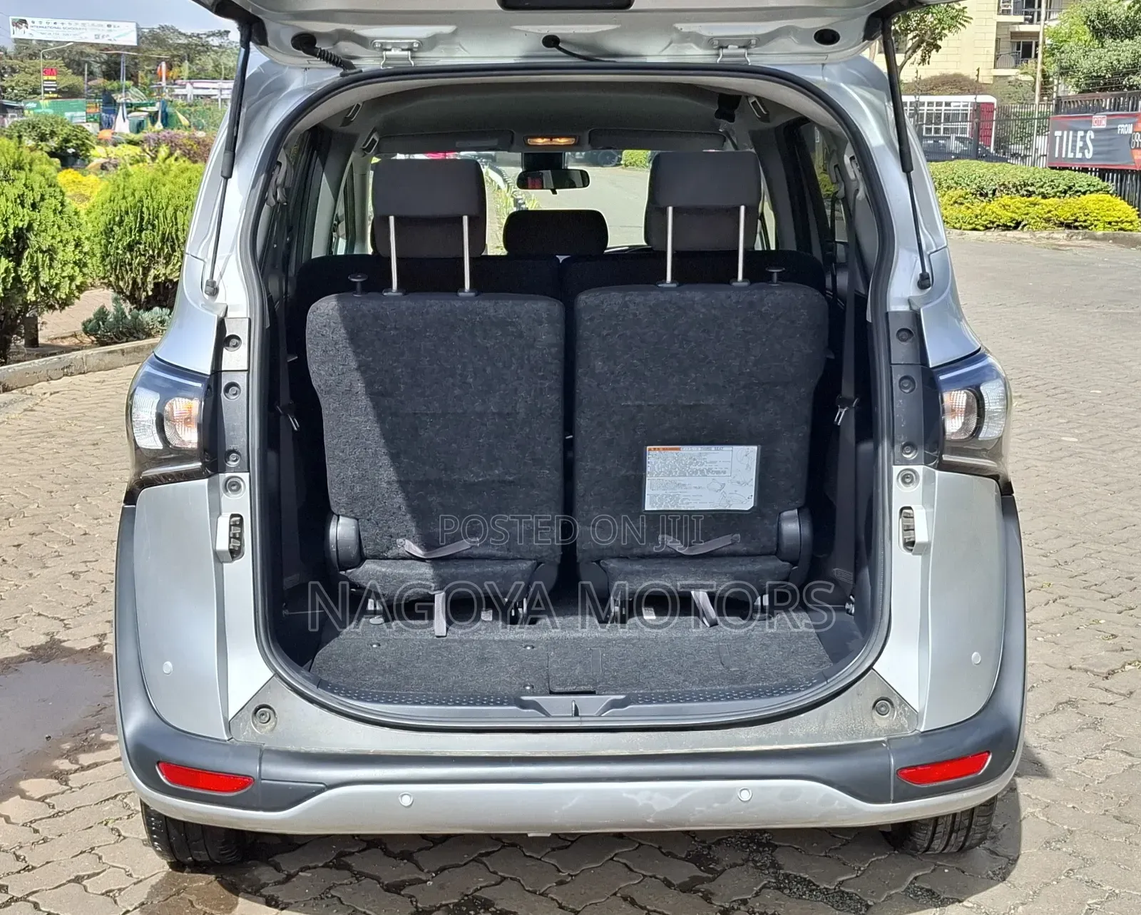 Toyota Sienta 2018 Silver