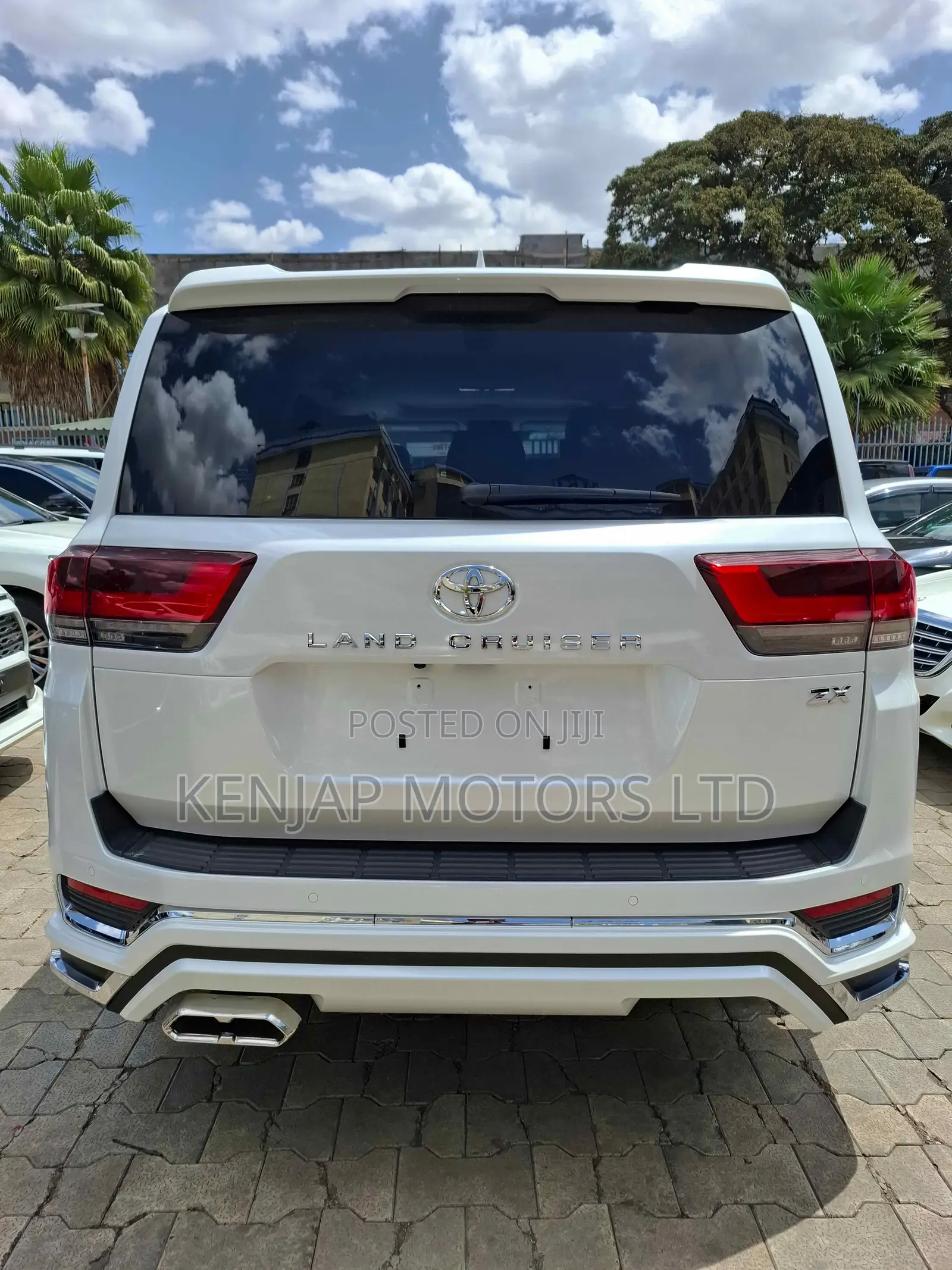 Toyota Land Cruiser LC300 2023 White