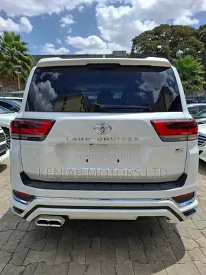 Toyota Land Cruiser LC300 2023 White