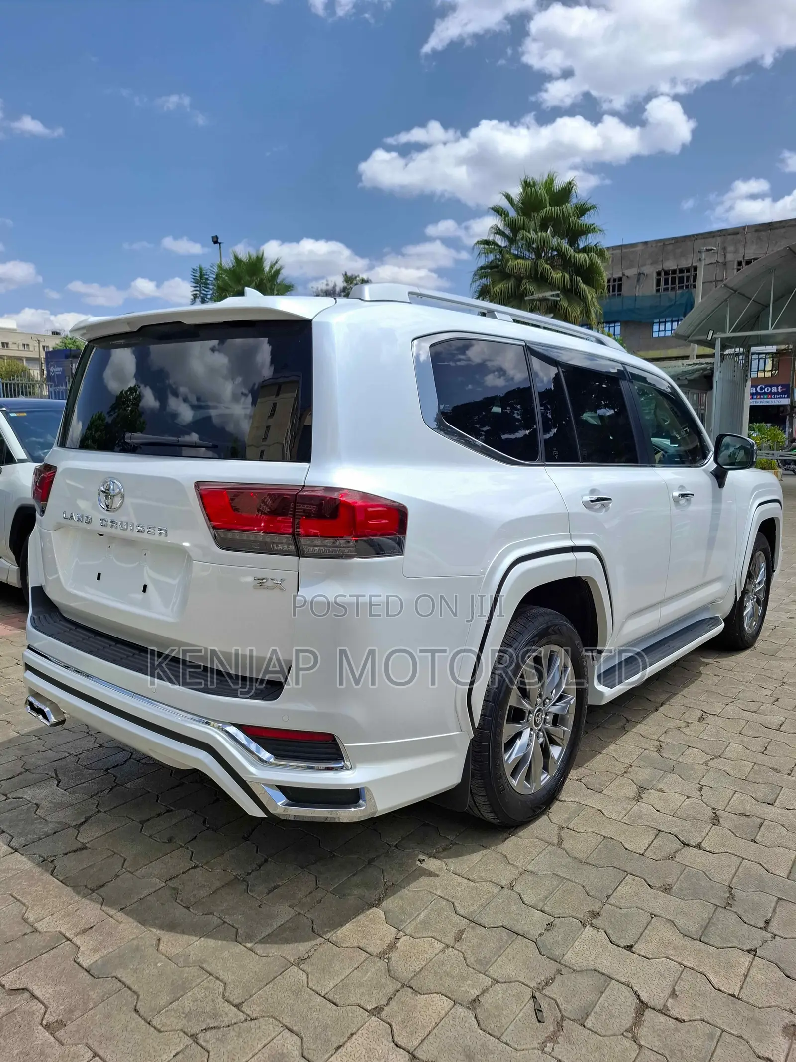 Toyota Land Cruiser LC300 2023 White
