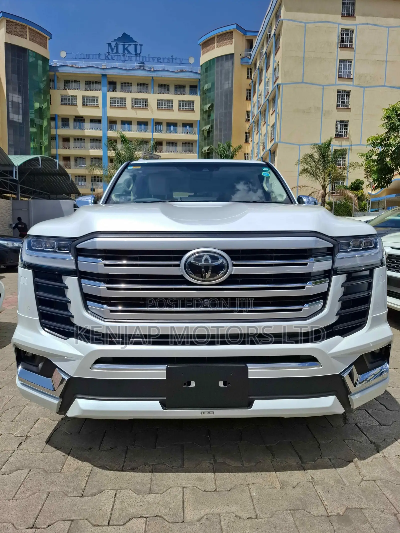Toyota Land Cruiser LC300 2023 White