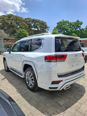 Toyota Land Cruiser LC300 2023 White
