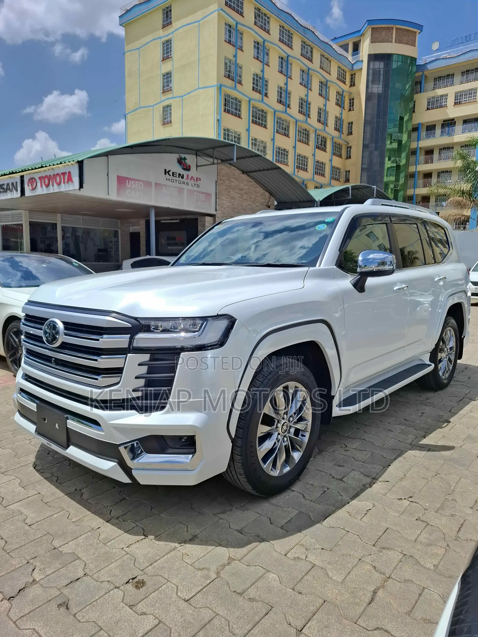 Toyota Land Cruiser LC300 2023 White