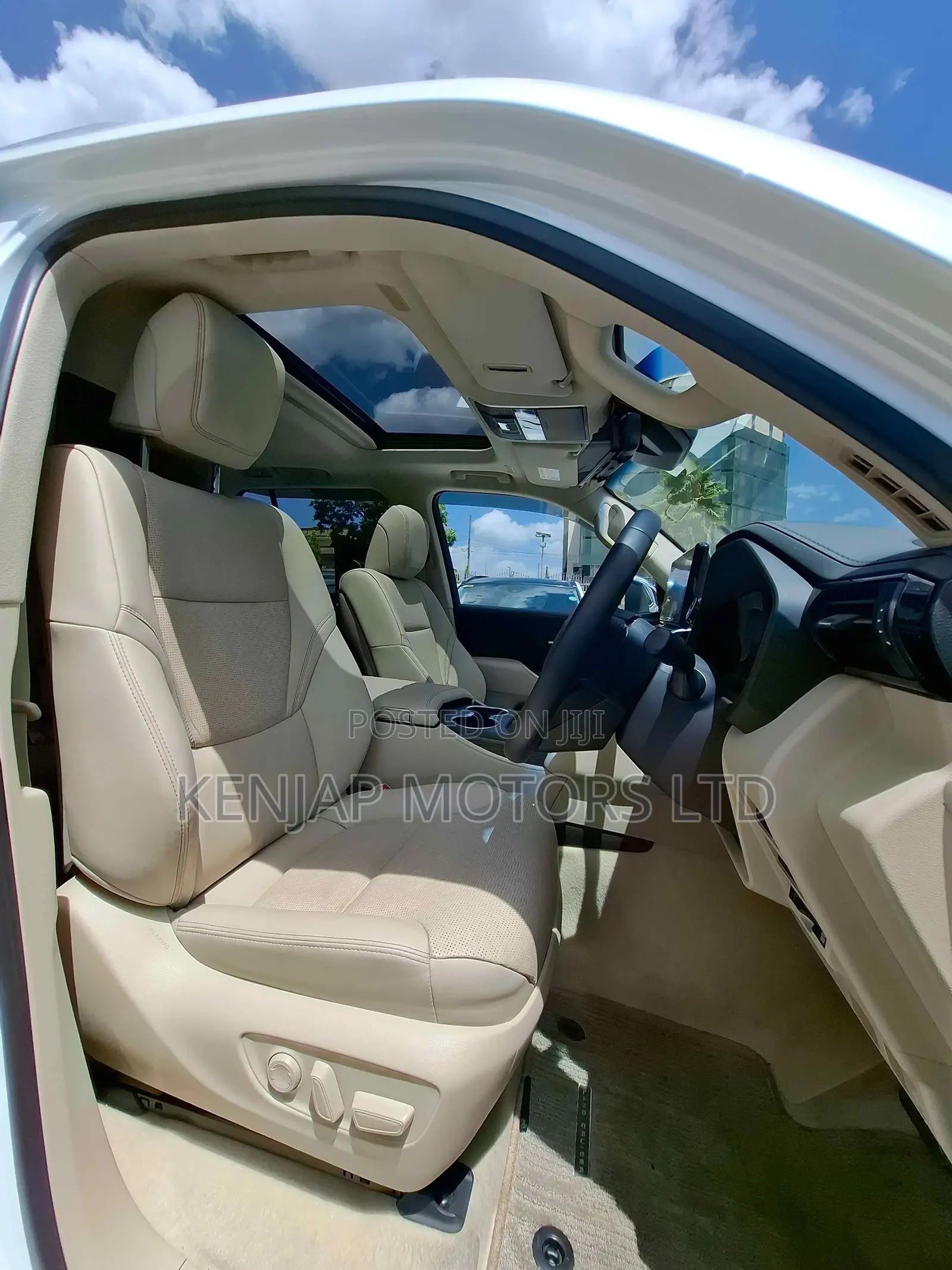 Toyota Land Cruiser LC300 2023 White