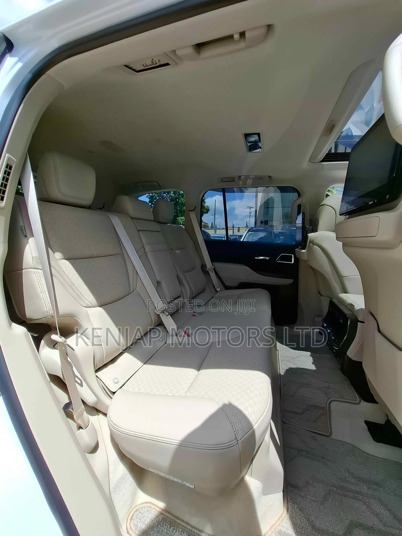 Toyota Land Cruiser LC300 2023 White
