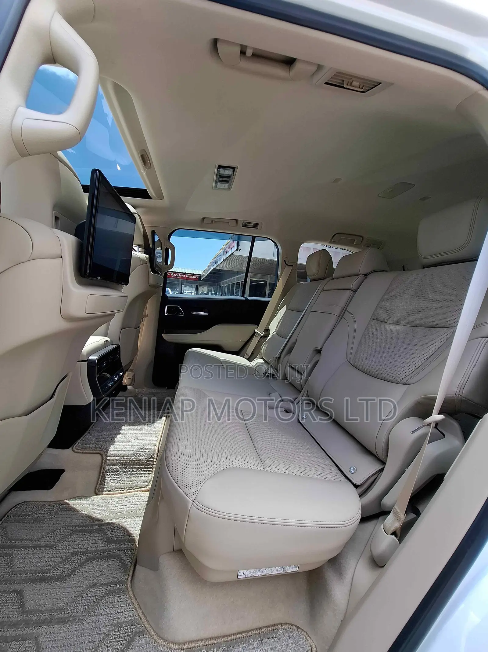 Toyota Land Cruiser LC300 2023 White
