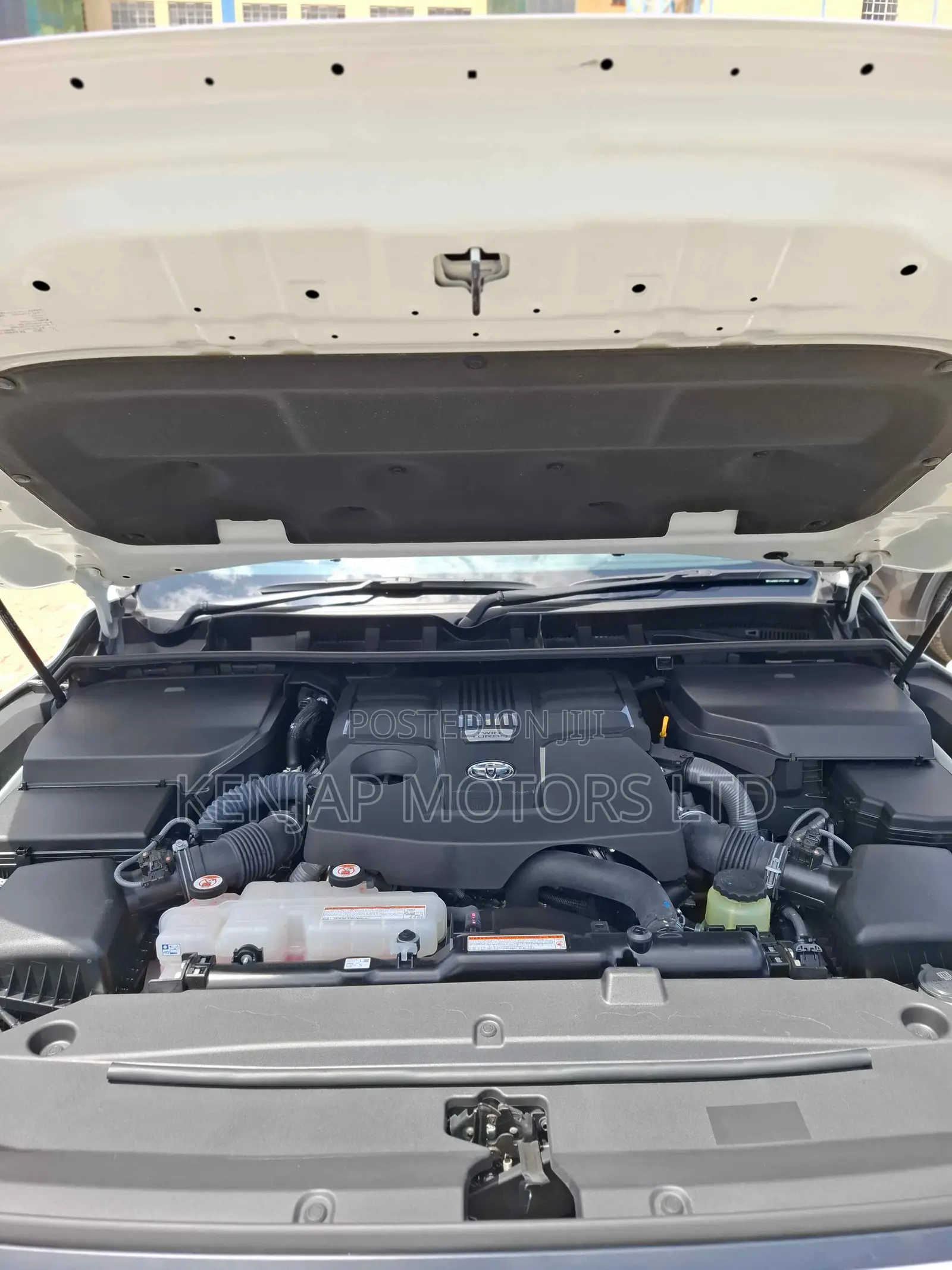 Toyota Land Cruiser LC300 2023 White