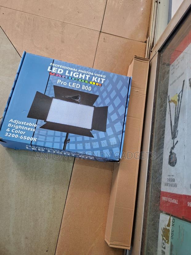 Varicolor Pro Led 800 Professional Photo & Video Light Kit With Stand