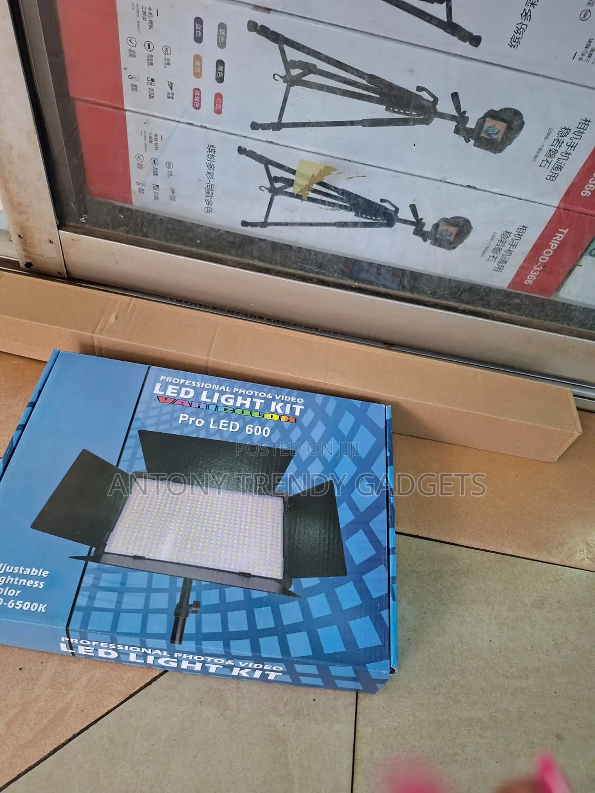 Varicolor Pro Led 600 Bi-color Light With Stand & Charger
