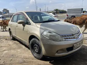 Nissan Tiida 1.5L 16V 2010 Gold