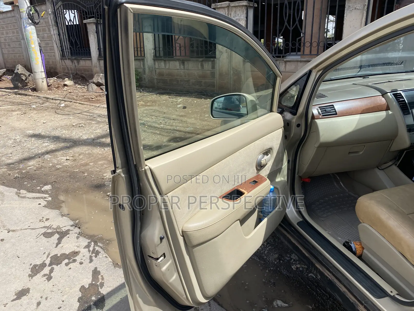 Nissan Tiida 1.5L 16V 2010 Gold