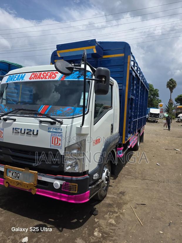 Isuzu FRR Lorry - main view