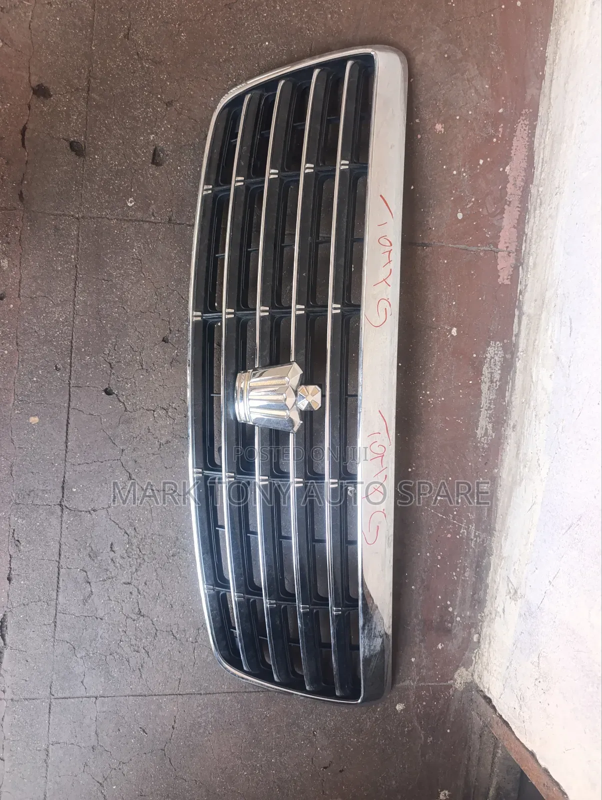 Toyota Crown 2005 Front Grill