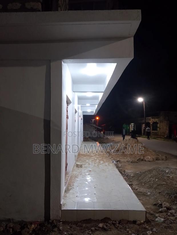 Shop to Let - thumbnail 4