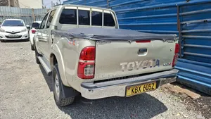 Toyota Hilux 2.5 D-4D 4X4 SRX 2012 Gold