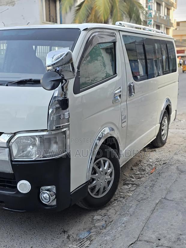 Toyota HiAce 2014 White - thumbnail 3