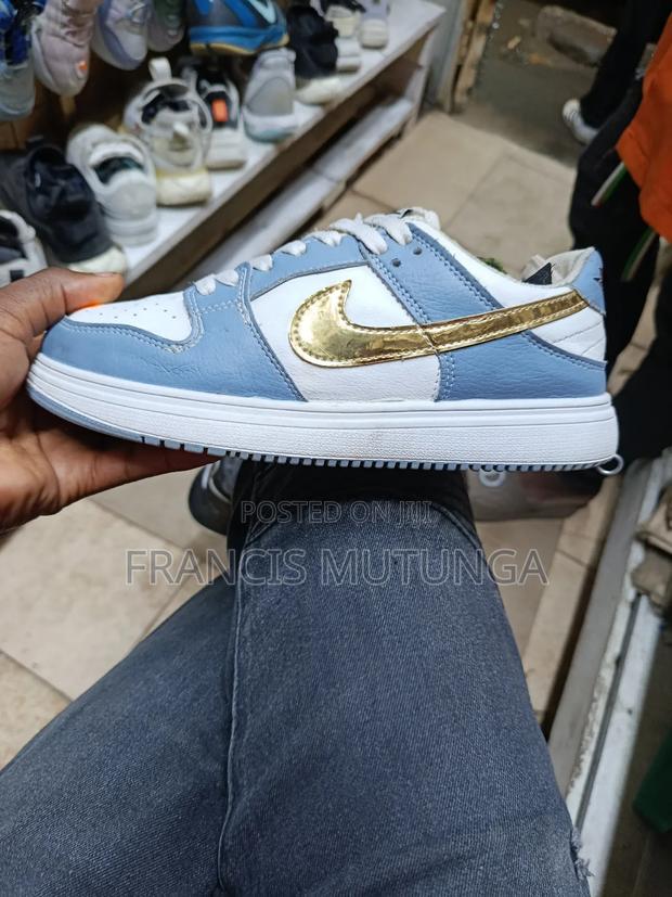 Nike Sneaker Flat Shoe - thumbnail 2