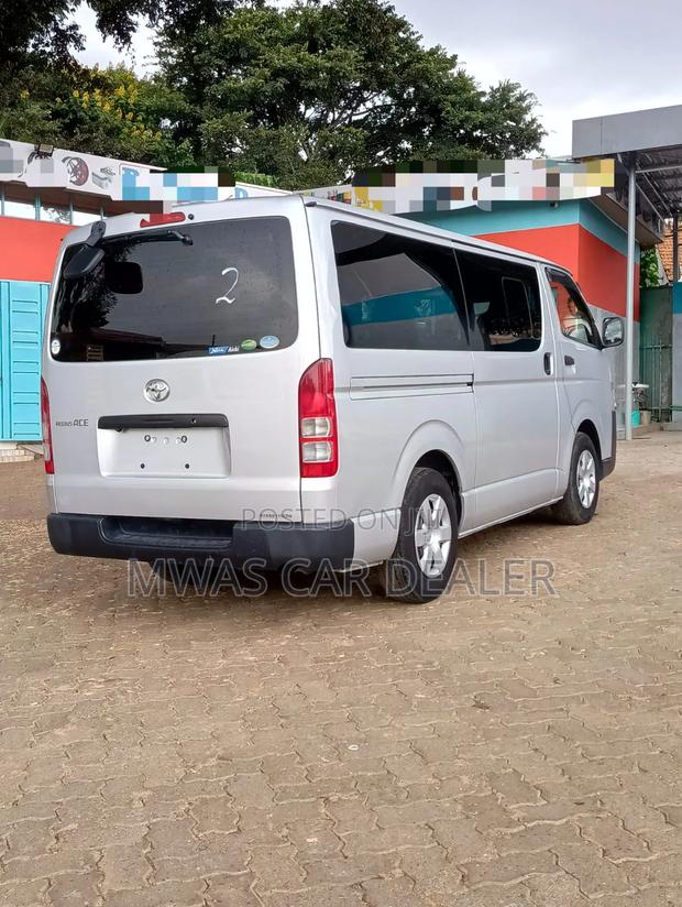 Toyota HiAce 2019 Silver - thumbnail 2