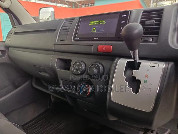 Toyota HiAce 2019 Silver - thumbnail 6