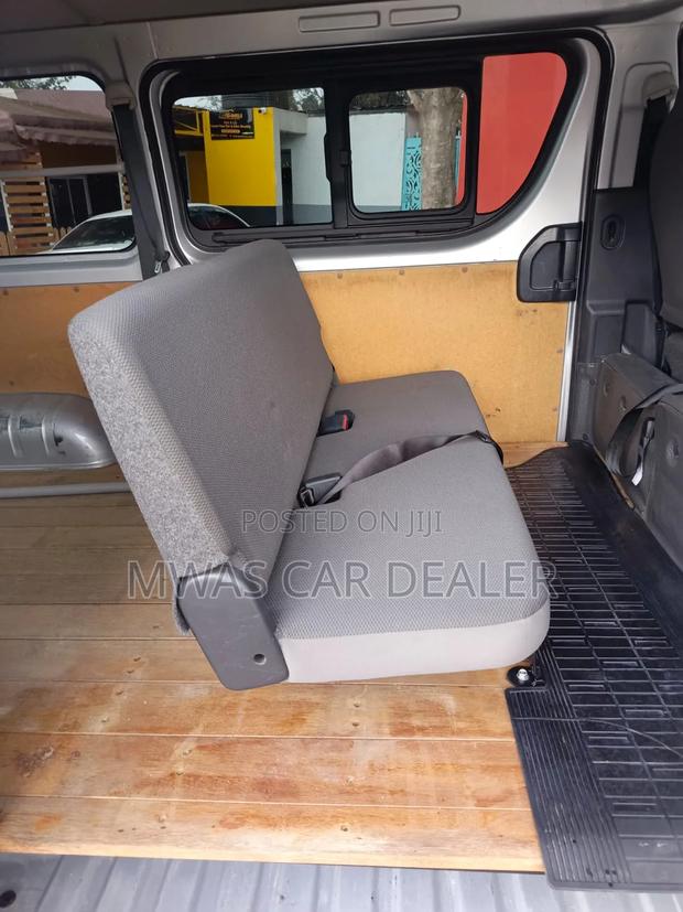 Toyota HiAce 2019 Silver - thumbnail 9