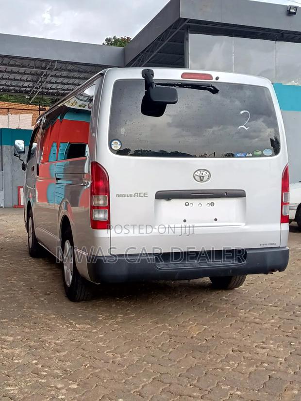 Toyota HiAce 2019 Silver - thumbnail 11