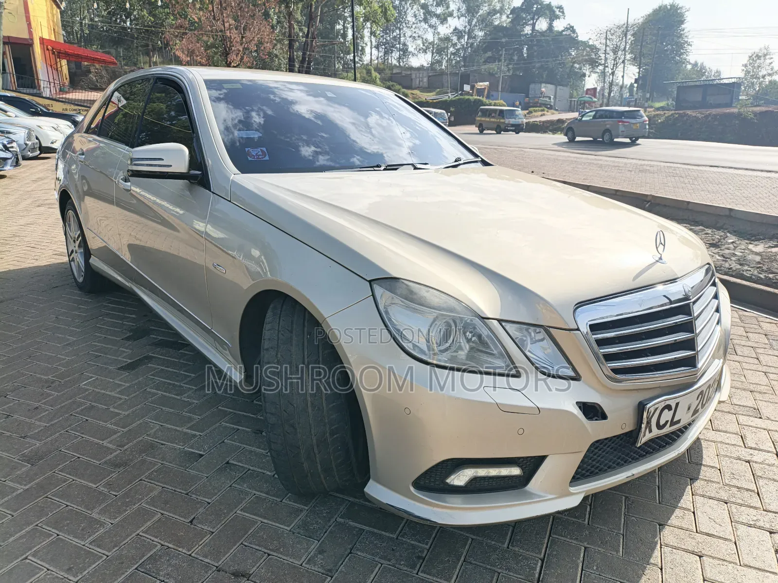 Mercedes-Benz E350 2010 Gold