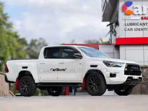 Toyota Hilux 2022 White