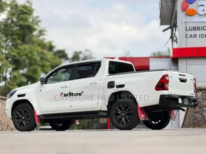 Toyota Hilux 2022 White