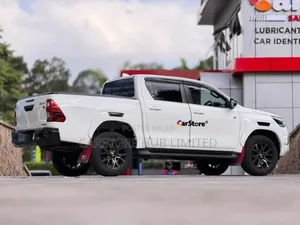Toyota Hilux 2022 White