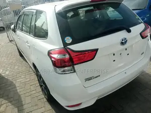 Toyota Corolla Fielder 1.5 Hybrid FWD 2019 White