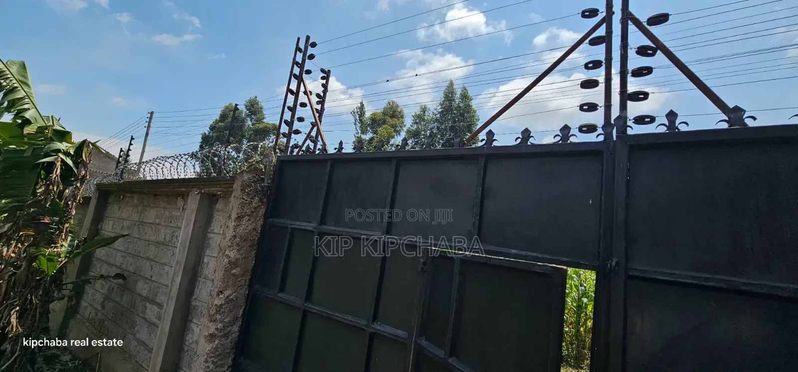 Commercial C1⁄4 Plot With Perimetre Wall for Sale Annex