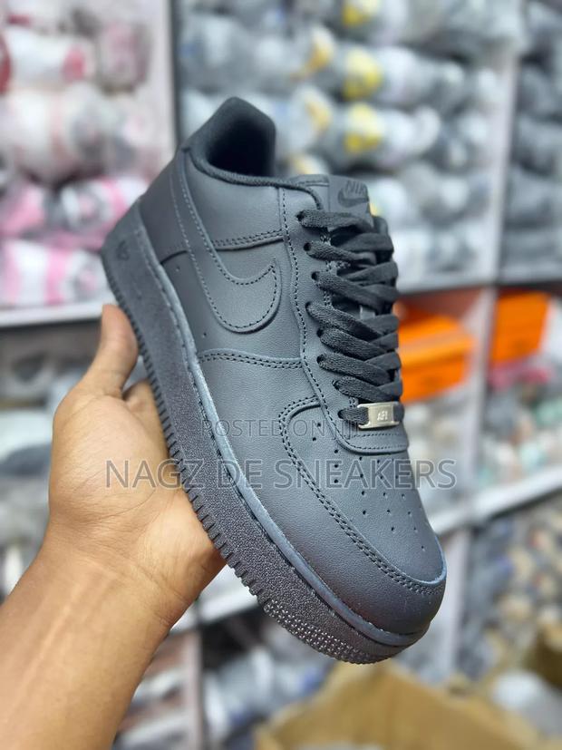 Sneakers on Sells - main view