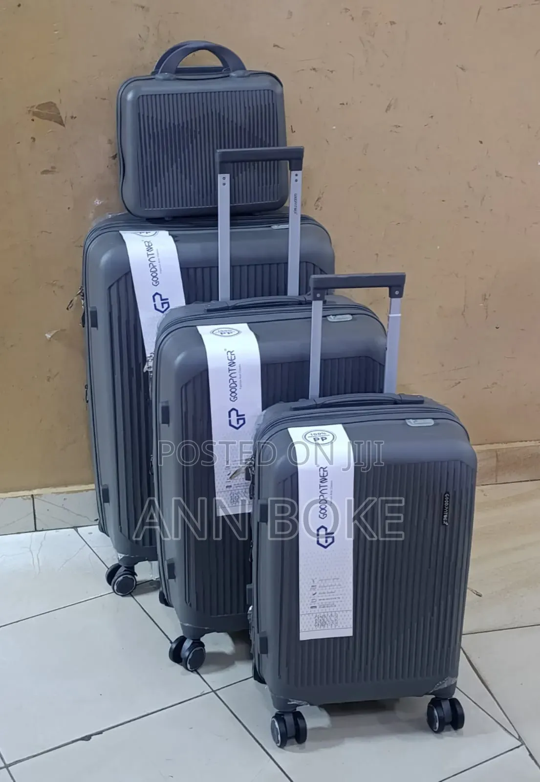 *4 in 1 Luxurious Unbreakable Suitcase*
Zipper Closure Frame.
360