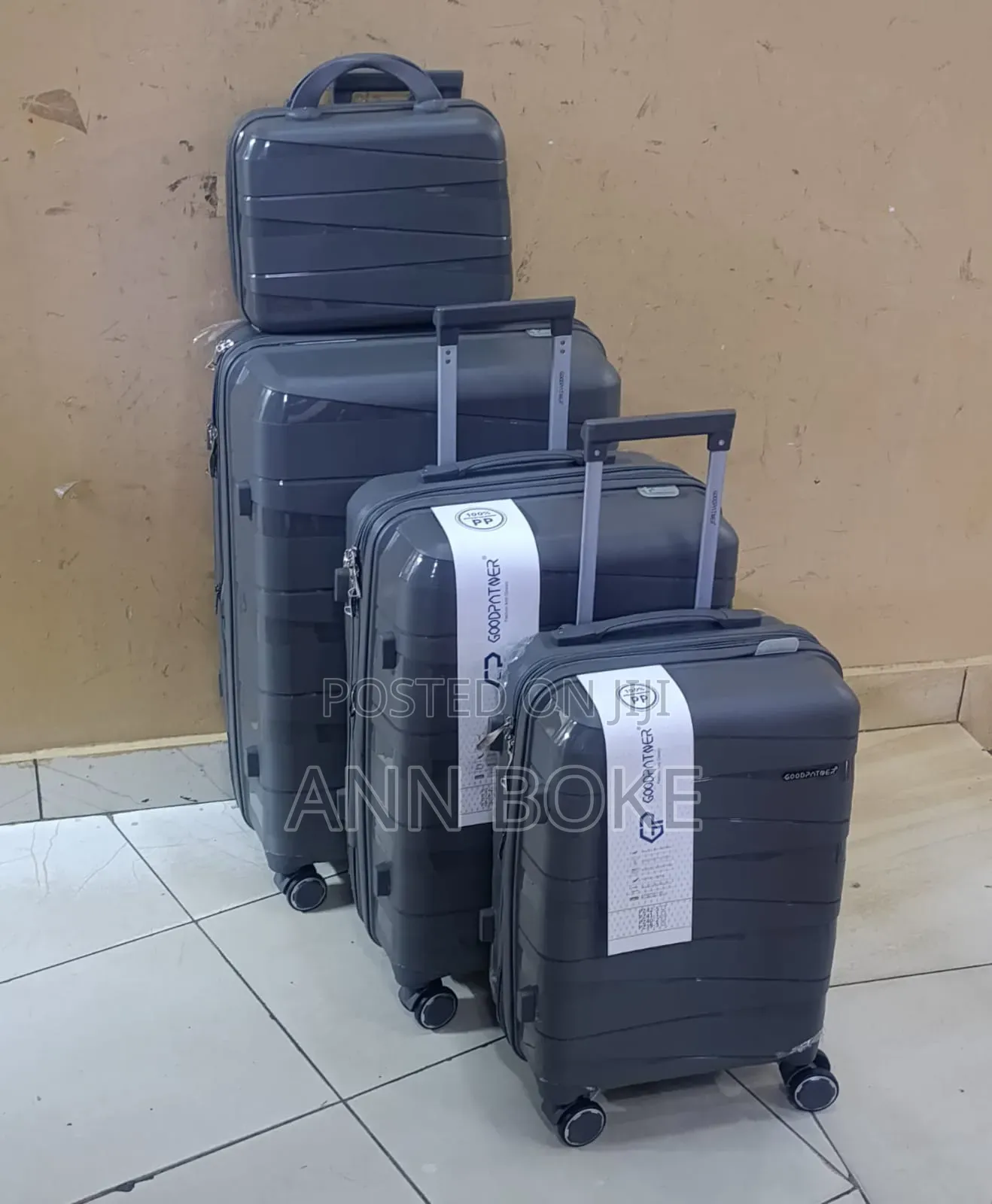 *4 in 1 Luxurious Unbreakable Suitcase*
Zipper Closure Frame.
360