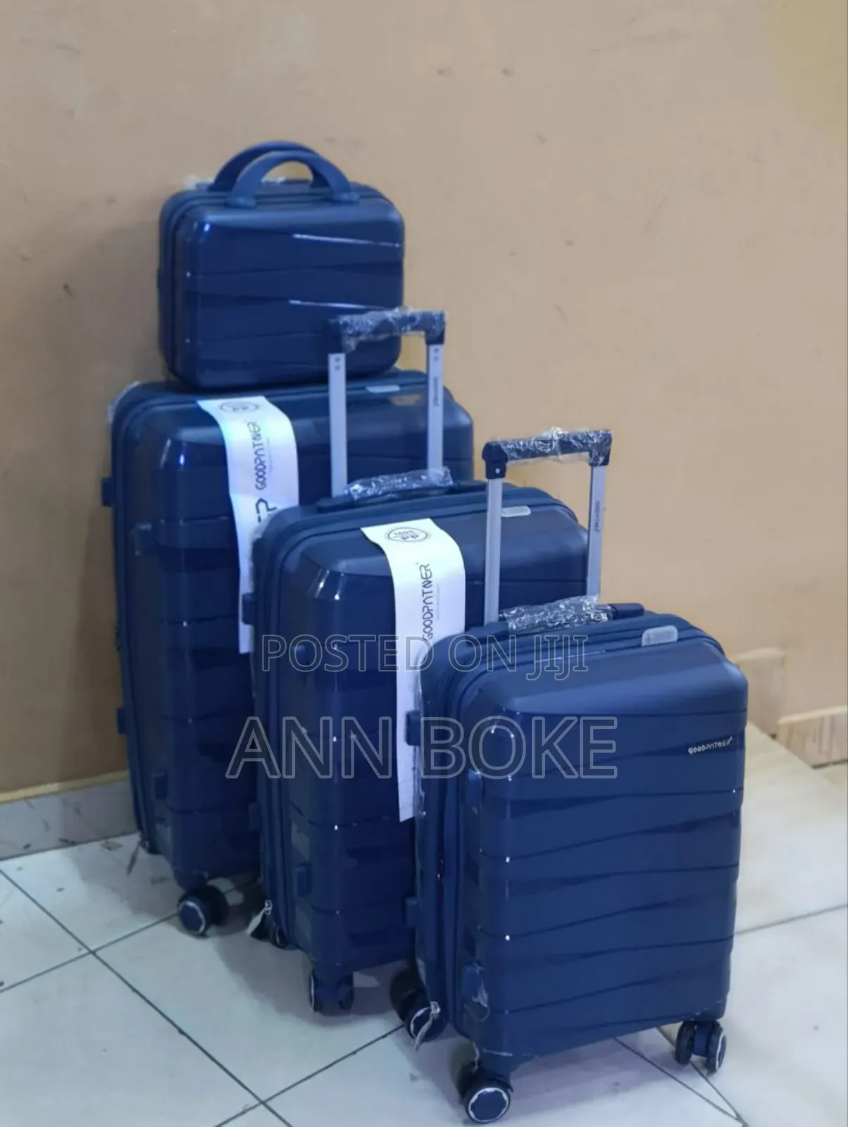 *4 in 1 Luxurious Unbreakable Suitcase*
Zipper Closure Frame.
360