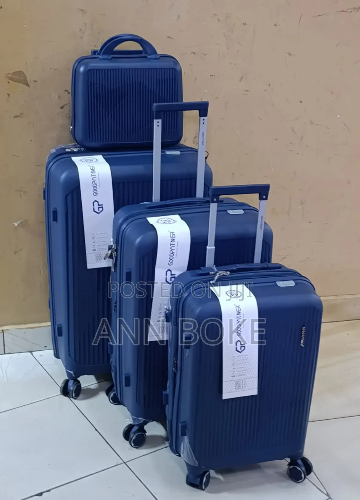 *4 in 1 Luxurious Unbreakable Suitcase*
Zipper Closure Frame.
360