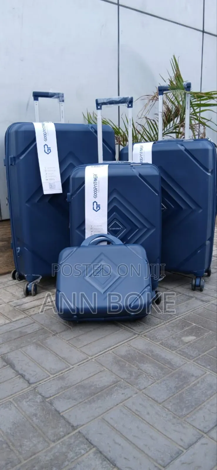 *4 in 1 Luxurious Unbreakable Suitcase*
Zipper Closure Frame.
360