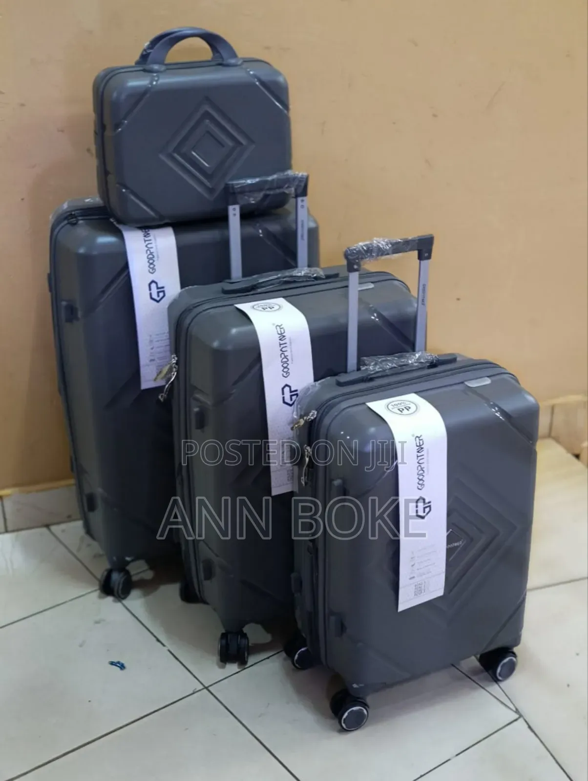*4 in 1 Luxurious Unbreakable Suitcase*
Zipper Closure Frame.
360