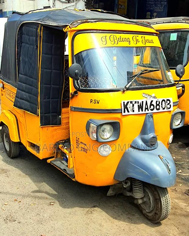 Piaggio 2017 Yellow - main view