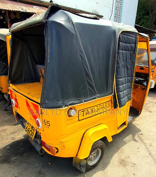 Piaggio 2017 Yellow - thumbnail 2
