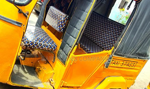 Piaggio 2017 Yellow - thumbnail 4