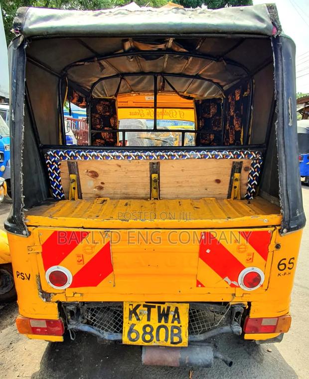 Piaggio 2017 Yellow - thumbnail 8