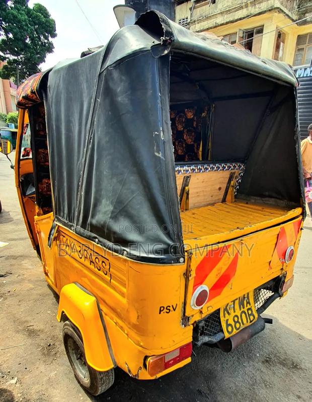 Piaggio 2017 Yellow - thumbnail 10