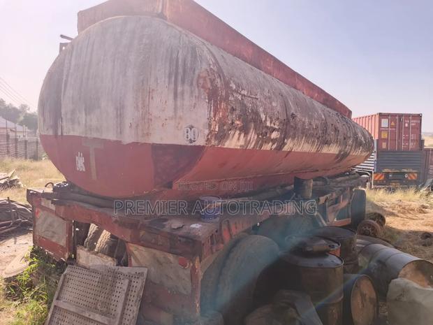 Italian Viberti Tanker Pulling Trailer 28000 Litres - thumbnail 4