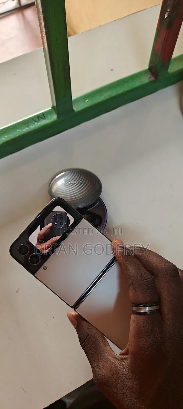 Samsung Galaxy Z Flip4 256 GB Gold - thumbnail 5