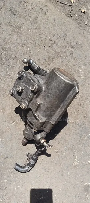 Steering Box Hilux 4×4 Available.