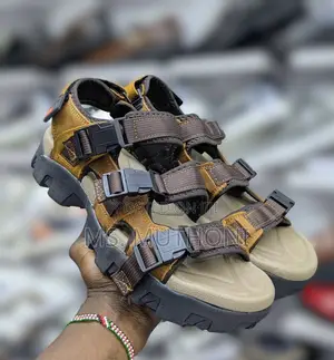  Men's Outdoor Sandals Ft Adjustable Buckle Straps a Thick Sole