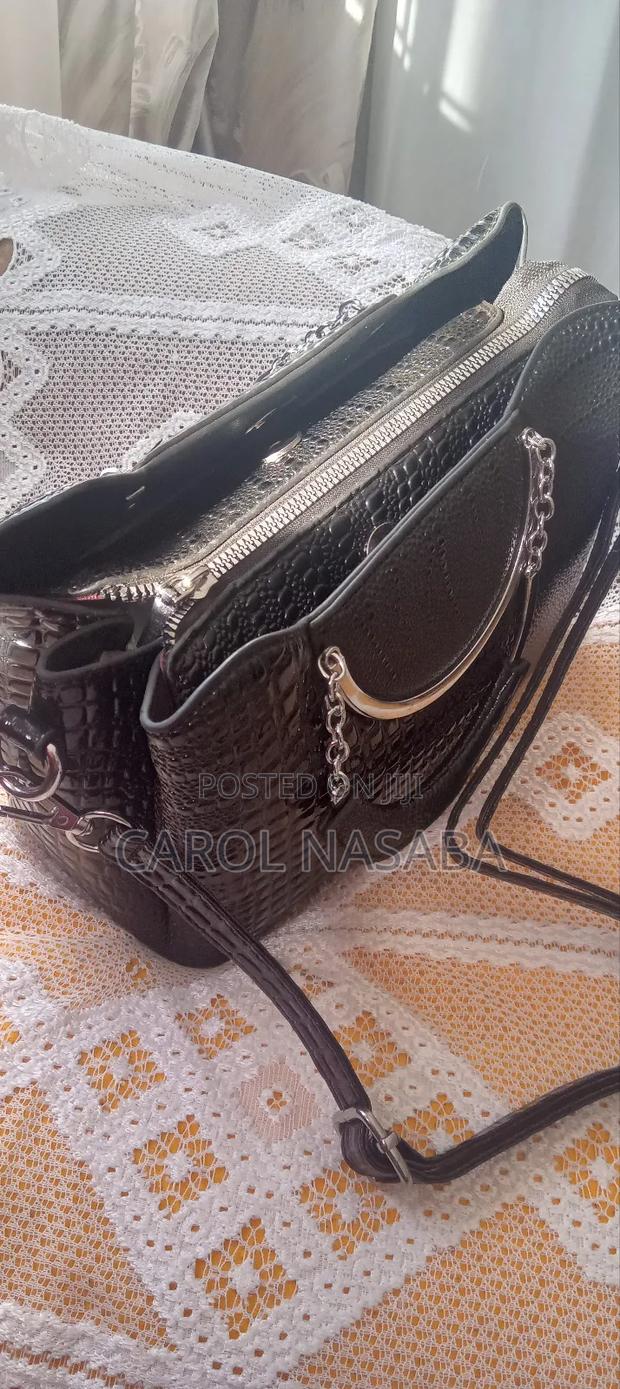 Ladies Medium Size Handbag - thumbnail 3