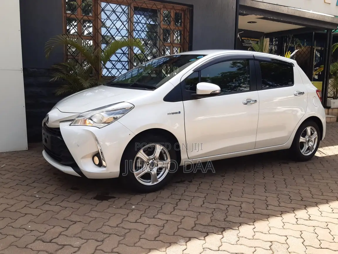 Toyota Vitz 1.5 FWD Hybrid 5dr 2018 White