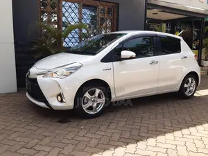 Toyota Vitz 1.5 FWD Hybrid 5dr 2018 White